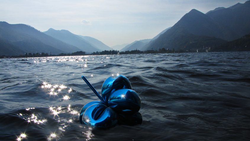 Skulptur von Jeff Koon im Traunsee